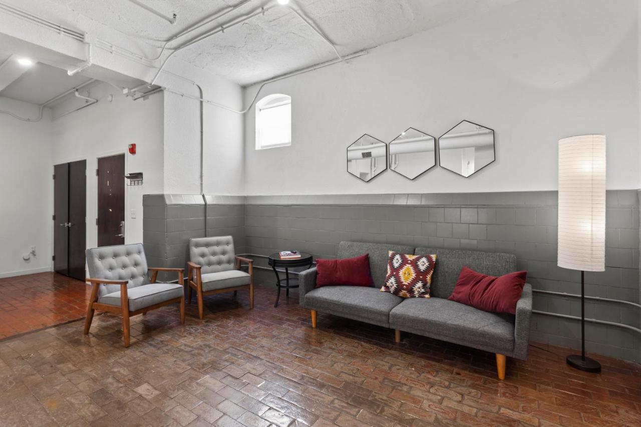 Frontdesk Historic Kcy Flats With Rooftop Deck แคนซัสซิตี ภายนอก รูปภาพ